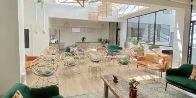 Loft Eiffel chaise en face de la télé et canapé en premier plan