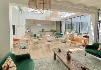 Loft Eiffel chaise en face de la télé et canapé en premier plan