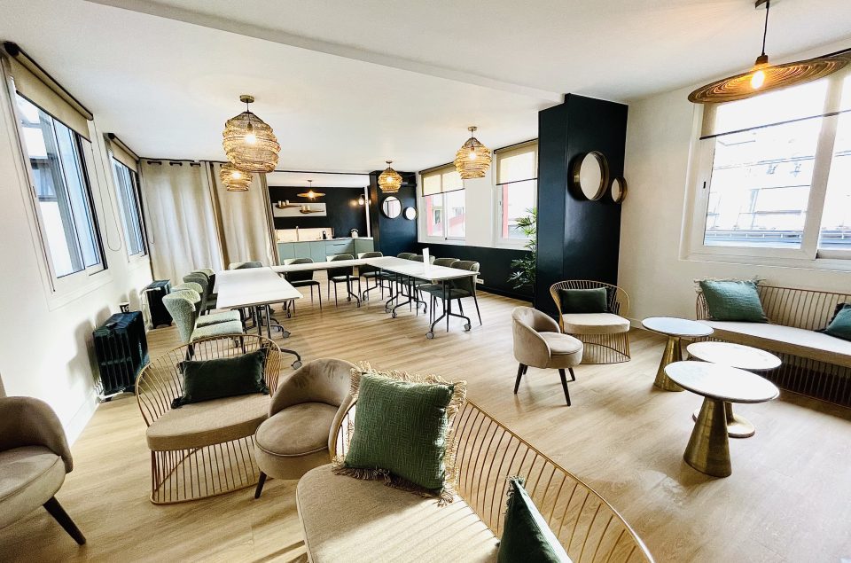 Loft Eden en grand angle avec fauteuils et tables en U