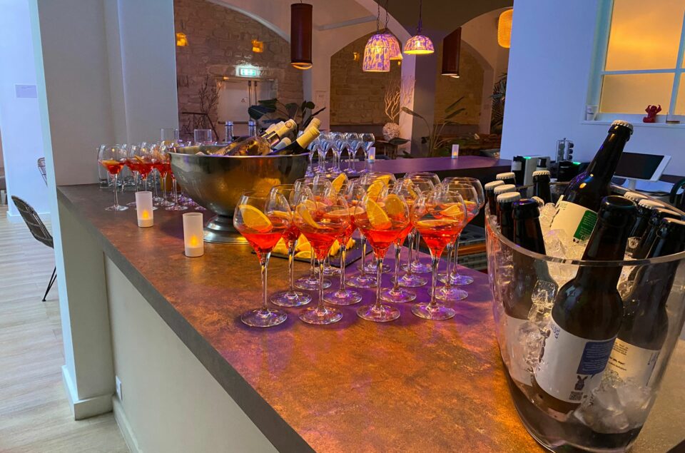 Bar rempli de cocktail spritz et seaux remplie de glaçon, de bierre mais aussi de vin.